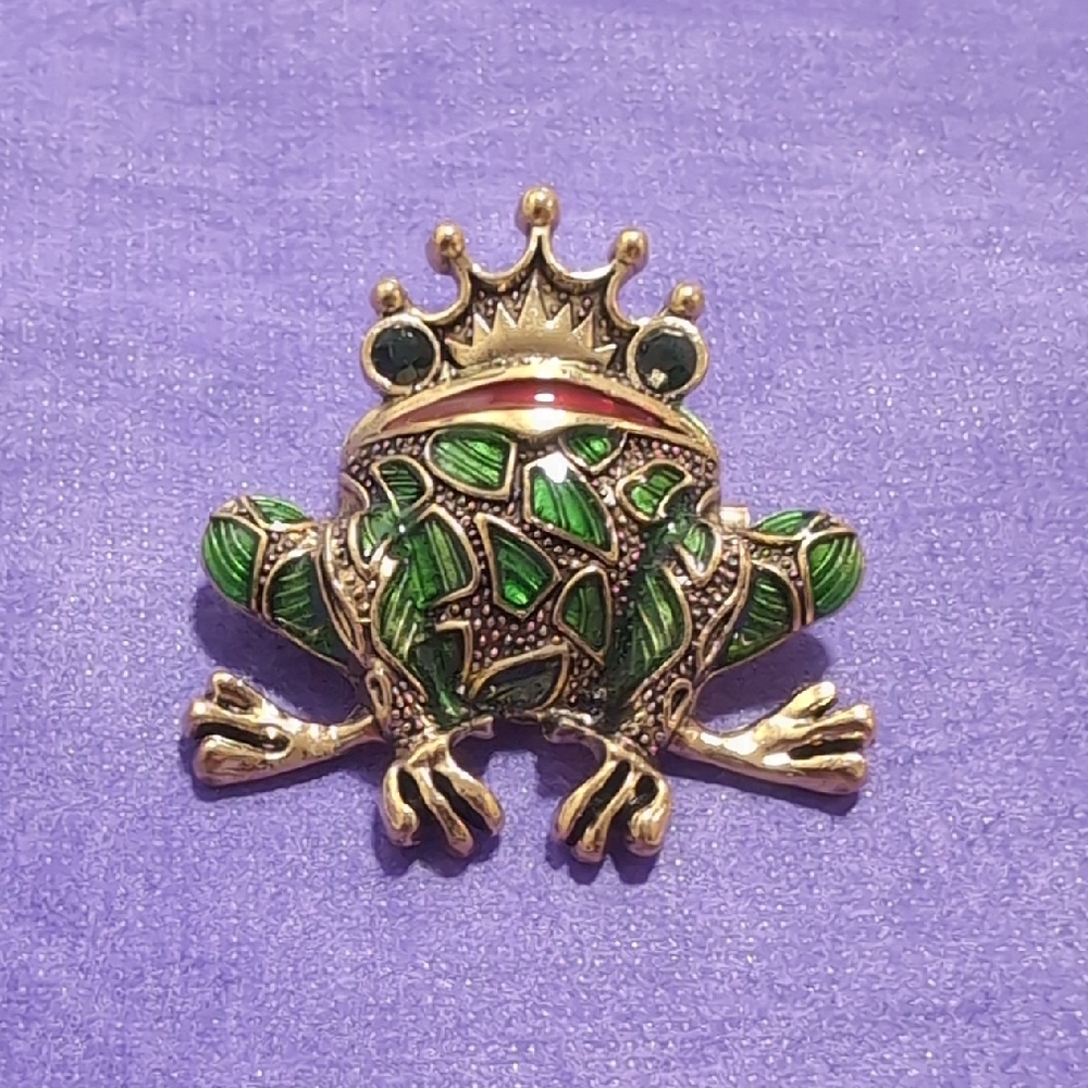 Green Frog Brooch with Gold Crown